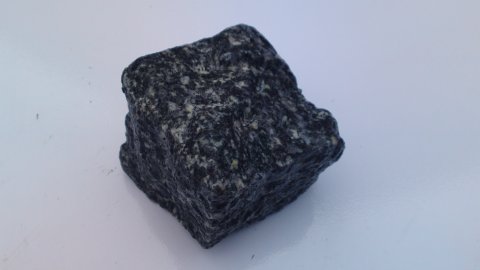 Smuk sten - sort med hvide nister - Ca. 10 x 10 cm.(Ring eller skriv for pris/info.)